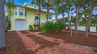 1296 Grand Canal Dr in Naples, FL - Building Photo - Building Photo