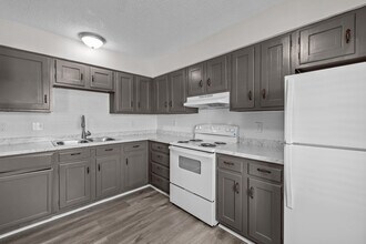 The Reserve at Spanish Lake in St. Louis, MO - Foto de edificio - Building Photo