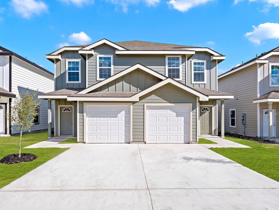8711 Key Windy Way-Unit -1 in Converse, TX - Building Photo