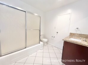 6335 Whitsett Ave in Los Angeles, CA - Foto de edificio - Building Photo