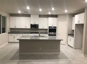 325 Tembre Ct. in Las Vegas, NV - Building Photo - Building Photo