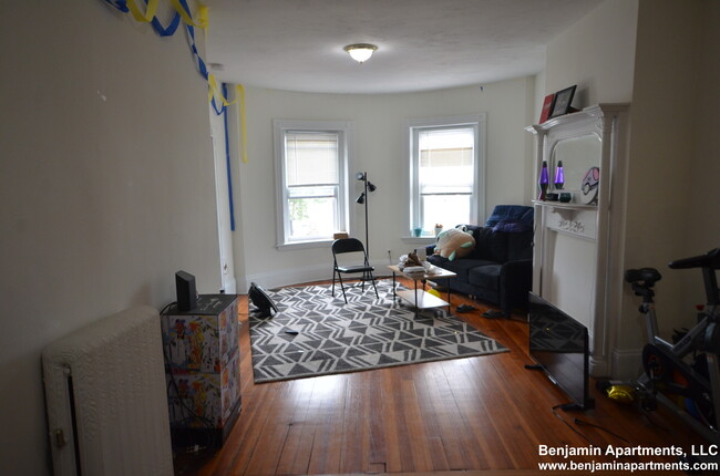 91 Brighton Ave, Unit 3 in Boston, MA - Foto de edificio - Building Photo