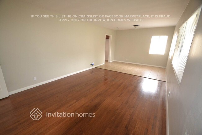 11560 Kittridge St in Los Angeles, CA - Building Photo - Building Photo