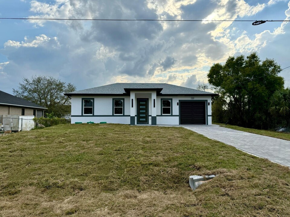 1124 Chipley St in Lehigh Acres, FL - Building Photo