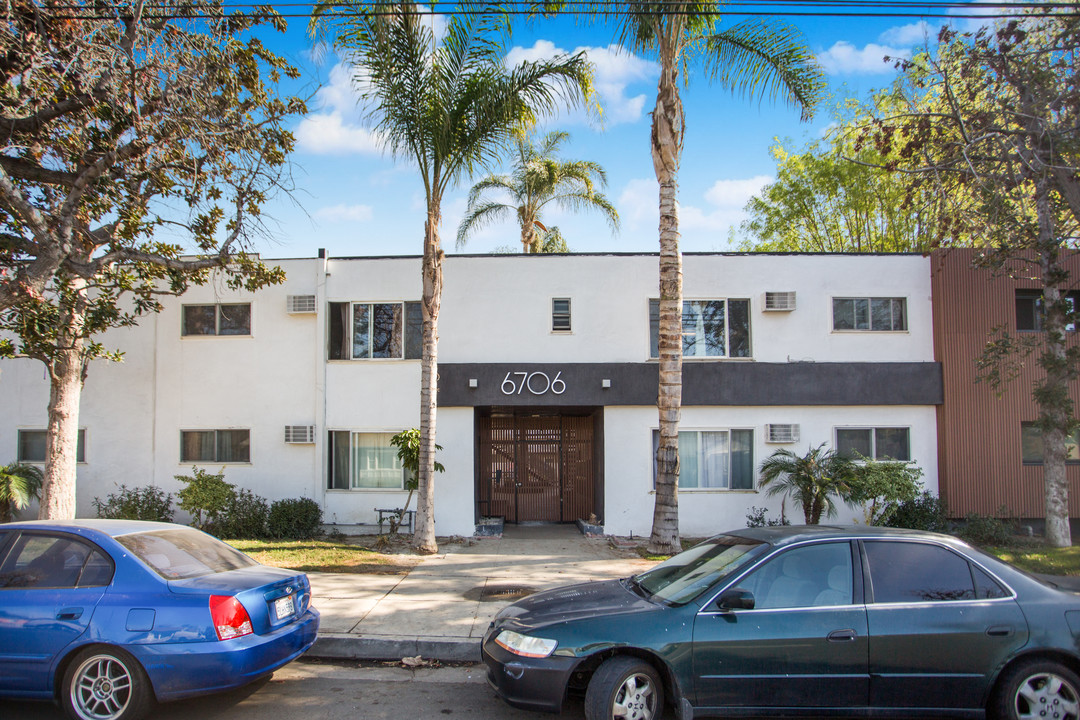 Hayvenhurst Place in Van Nuys, CA - Building Photo