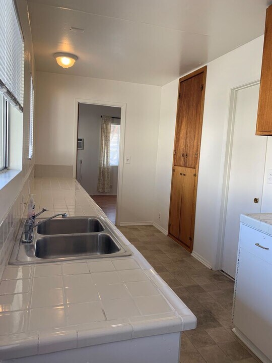 1354 Carlton Dr in Glendale, CA - Building Photo