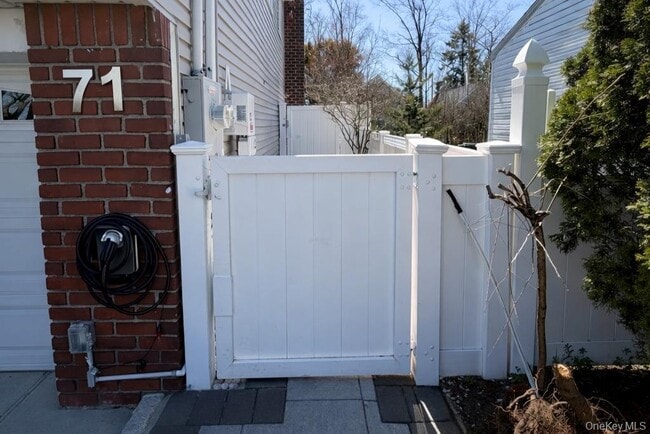 71 E Lido Promenade in Lindenhurst, NY - Building Photo - Building Photo