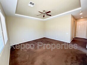 43341 Parkway Esplanade W in La Quinta, CA - Foto de edificio - Building Photo