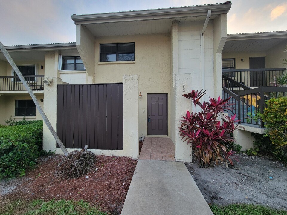 22415 SW 61st Way in Boca Raton, FL - Building Photo