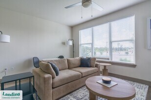 300 Enclave Dr in Conroe, TX - Building Photo