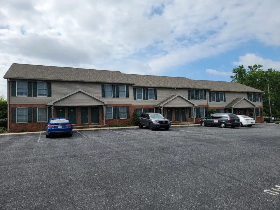 1523 Lincoln Heights Ave in Ephrata, PA - Building Photo