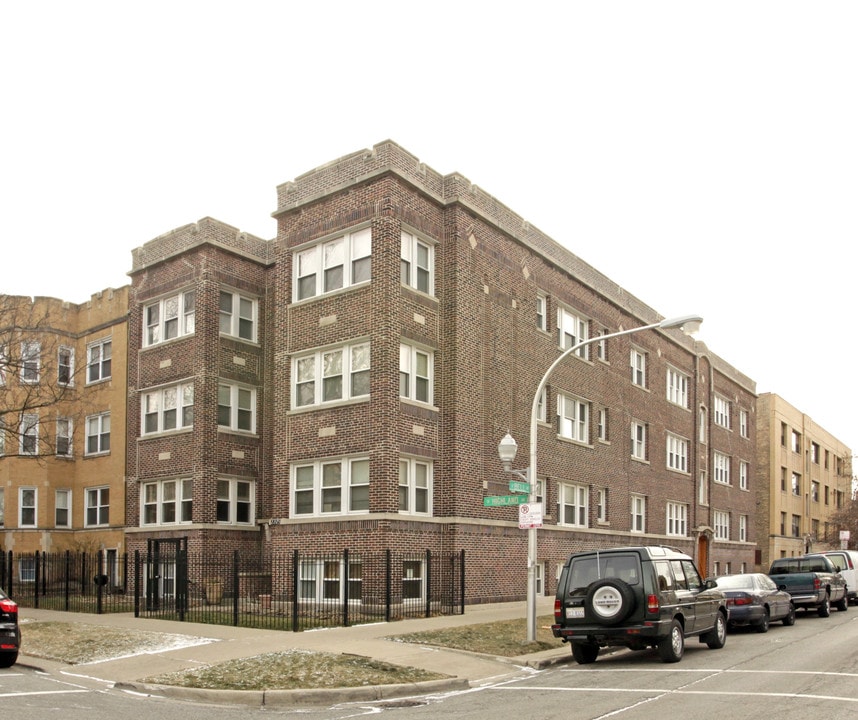 2225 W Highland Ave in Chicago, IL - Building Photo