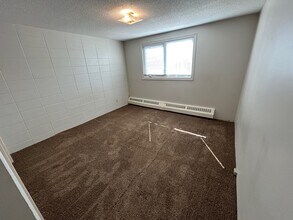 3104-3104 Victoria Ave in Regina, SK - Building Photo - Building Photo
