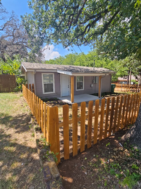 729 N Ruddell St in Denton, TX - Foto de edificio - Building Photo
