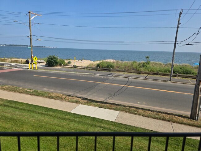 215 Beach St in West Haven, CT - Building Photo - Building Photo