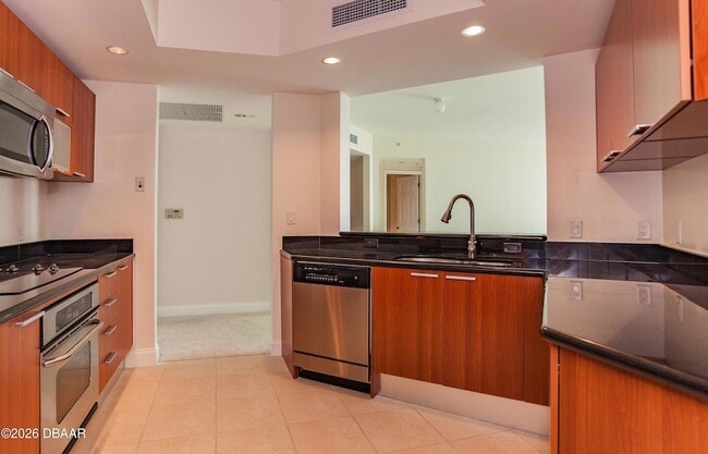 241 Riverside Dr, Unit 2203 in Holly Hill, FL - Foto de edificio - Building Photo