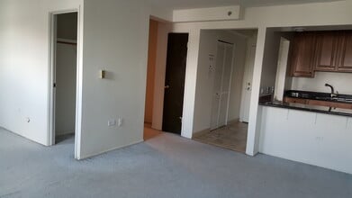 1919 S Wolf Rd, Unit 412 in Hillside, IL - Foto de edificio - Building Photo