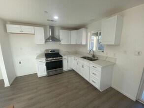 409 E 9th St in Hanford, CA - Building Photo - Building Photo