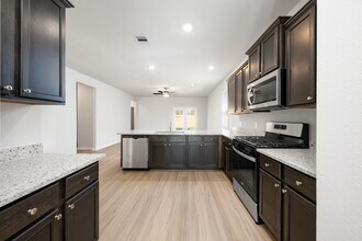 15450 Maple Ter Dr in Conroe, TX - Building Photo - Building Photo