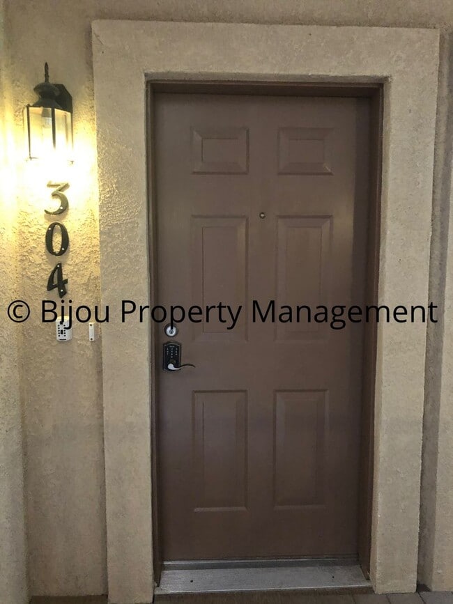 304 Bear Creek Rd in Colorado Springs, CO - Foto de edificio - Building Photo