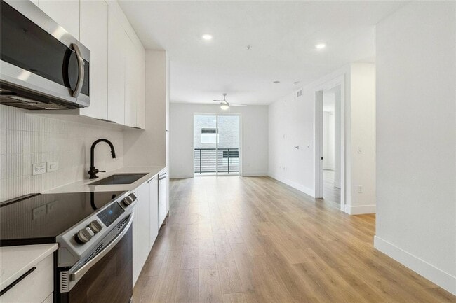 1701 Simond Ave, Unit 401 in Austin, TX - Building Photo - Building Photo