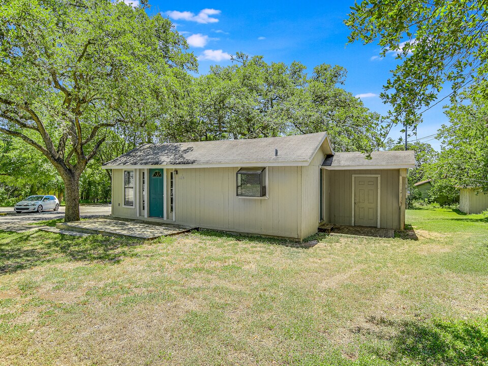1105 Chestnut St in San Marcos, TX - Building Photo