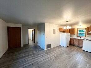 425 King Olav Ln, Unit #1 in Iola, WI - Foto de edificio - Building Photo