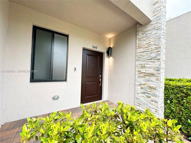 949 NE 211th St in North Miami Beach, FL - Building Photo - Building Photo