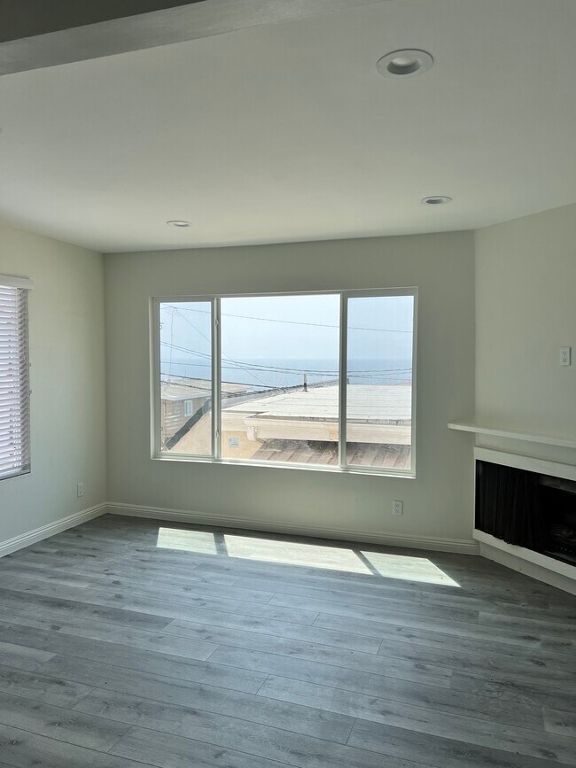 323 24th St, Unit 2 block walks to beach in Manhattan Beach, CA - Foto de edificio - Building Photo