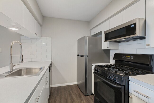 property at 5005 Manor Rd
