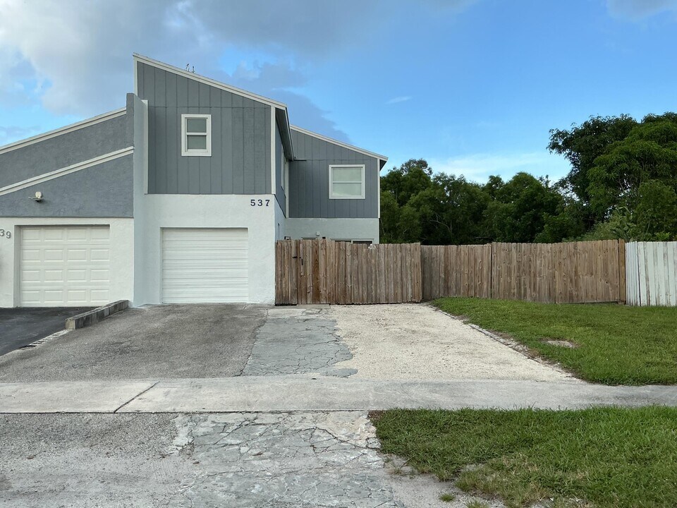 537 NW 51st Ave in Delray Beach, FL - Building Photo