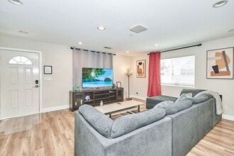 1307 W 9th St in Santa Ana, CA - Building Photo - Building Photo