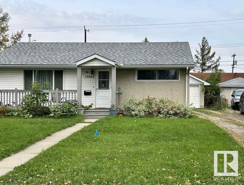 15742-1110B 110b Ave NW in Edmonton, AB - Building Photo