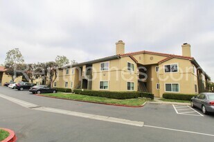 7405 Charmant Dr in San Diego, CA - Building Photo