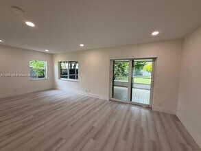 7003 NW 99th Ave in Tamarac, FL - Foto de edificio - Building Photo