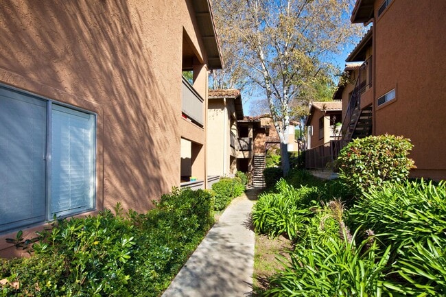 Elan Vista Alta in Vista, CA - Foto de edificio - Building Photo