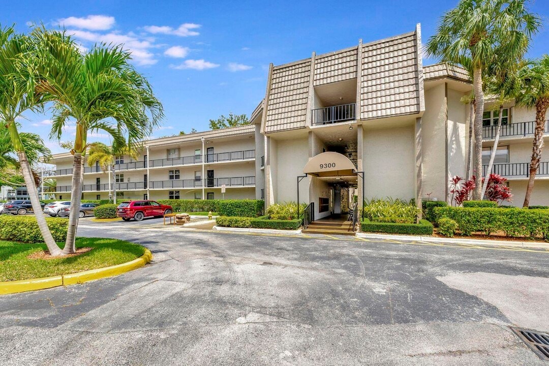 9300 Lime Bay Blvd in Tamarac, FL - Building Photo