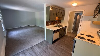 15 Back River Rd in Dover, NH - Foto de edificio - Interior Photo