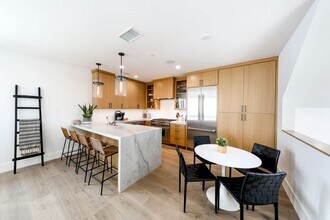 715 Narcissus, 2 in Newport Beach, CA - Building Photo - Building Photo