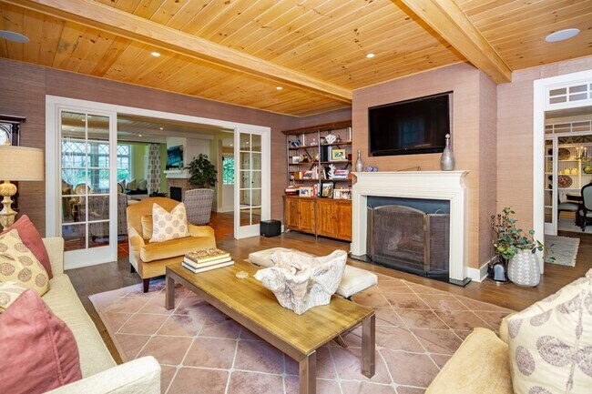 96 Cove Hollow Rd in East Hampton, NY - Building Photo - Building Photo