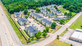 River Oaks Apartments in Shreveport, LA - Building Photo