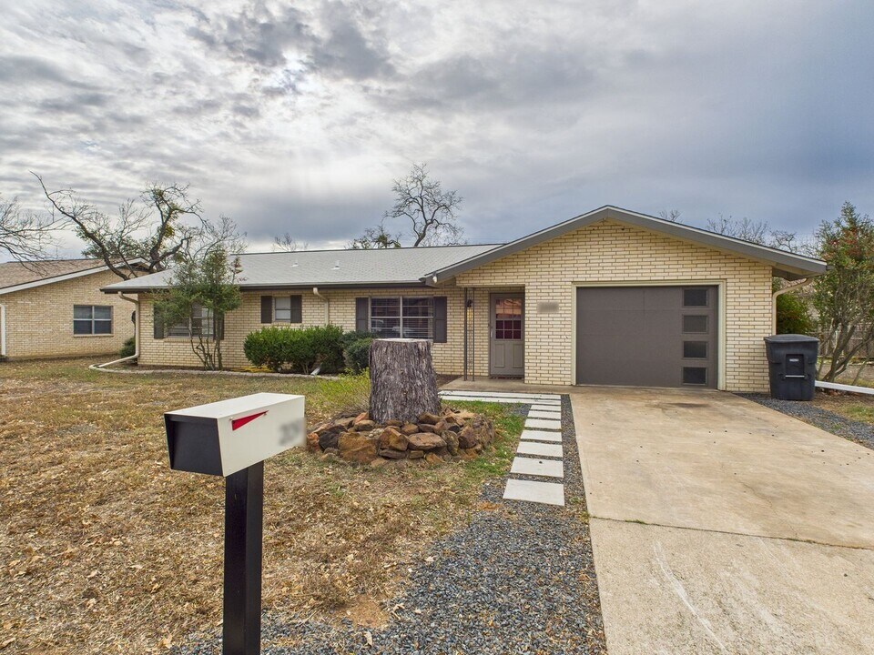 209 Forest Trail Dr in Fredericksburg, TX - Building Photo