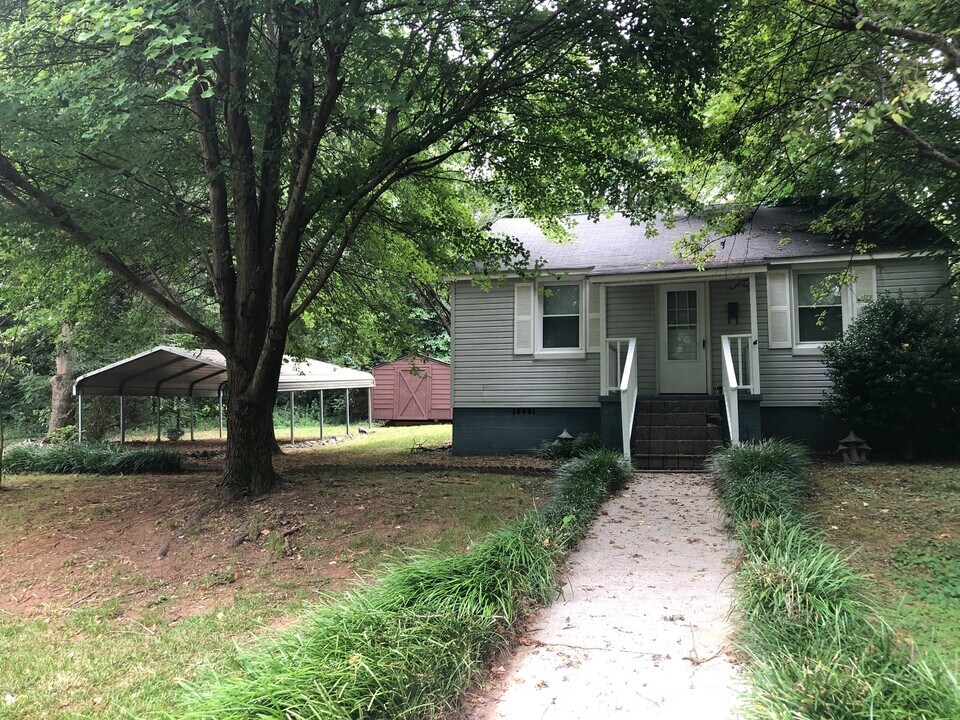 317 N Lee St in Mount Holly, NC - Building Photo