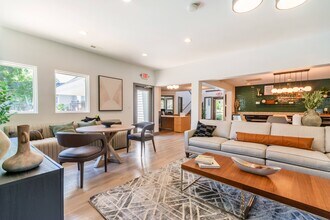 Hawthorne at Oak Ridge in Greensboro, NC - Foto de edificio - Building Photo