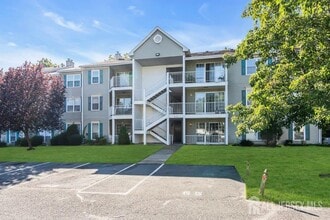 66 Iroquois Dr in Galloway, NJ - Foto de edificio - Building Photo