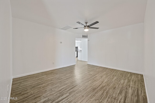 1744 W Glendale Ave in Phoenix, AZ - Foto de edificio - Building Photo