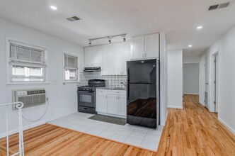 14 Mina Dr in Jersey City, NJ - Building Photo - Building Photo