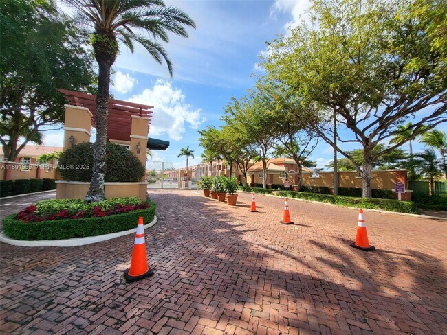 6141 NW 115th Pl in Doral, FL - Building Photo - Building Photo