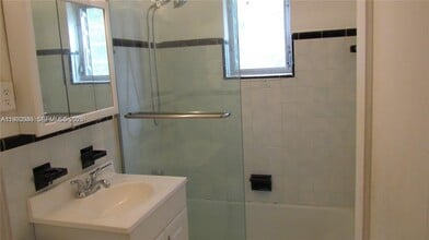 7920 Harding Ave in Miami Beach, FL - Foto de edificio - Building Photo