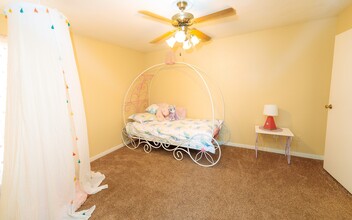 La Esencia Apartments in Houston, TX - Building Photo - Building Photo